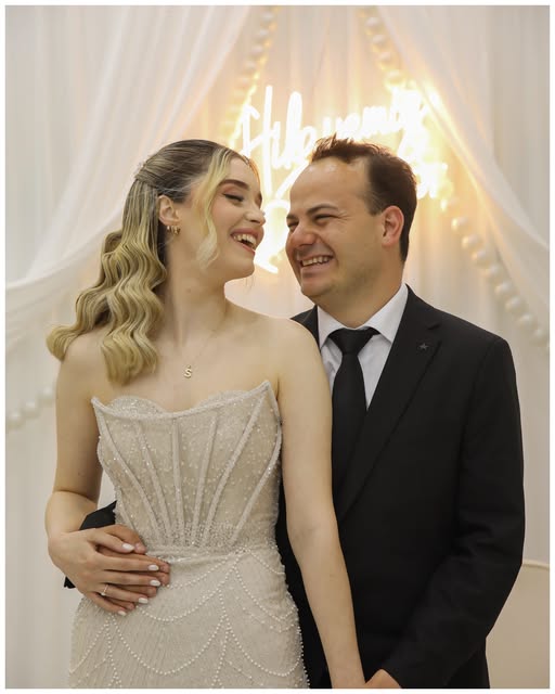 Düğün gününde gülümseyen gelin ve damat
