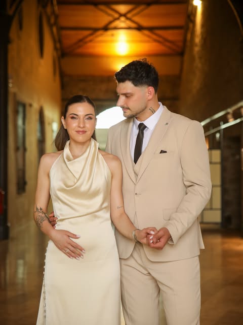 Düğün töreninde poz veren gelin ve damat